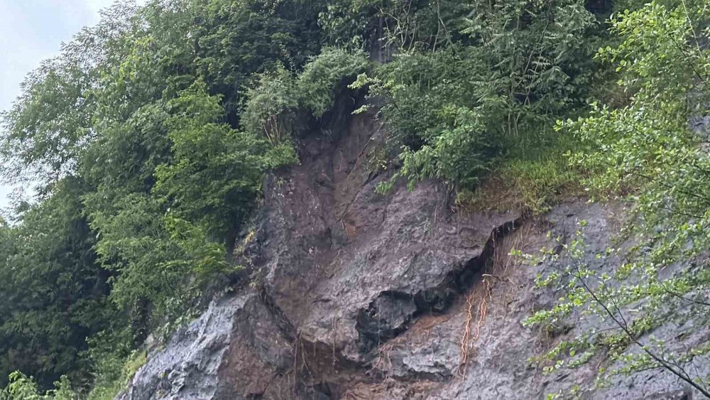 Artvin Hopa’da Yağış Heyelana Yol Açtı.. Dev Kayalar Sokağı Ulaşıma Kapattı!