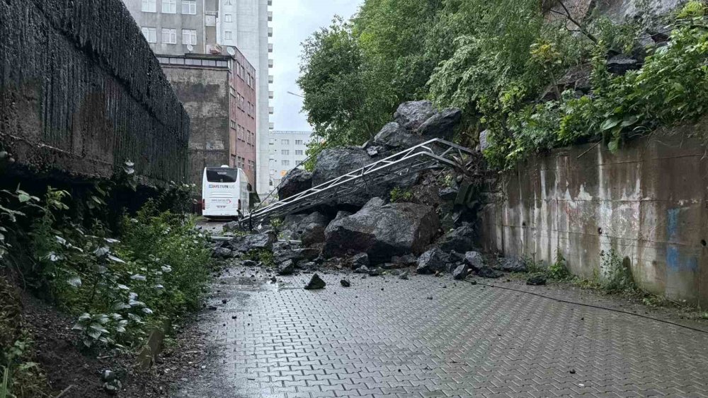 Artvin Hopa’da Yağış Heyelana Yol Açtı.. Dev Kayalar Sokağı Ulaşıma Kapattı!