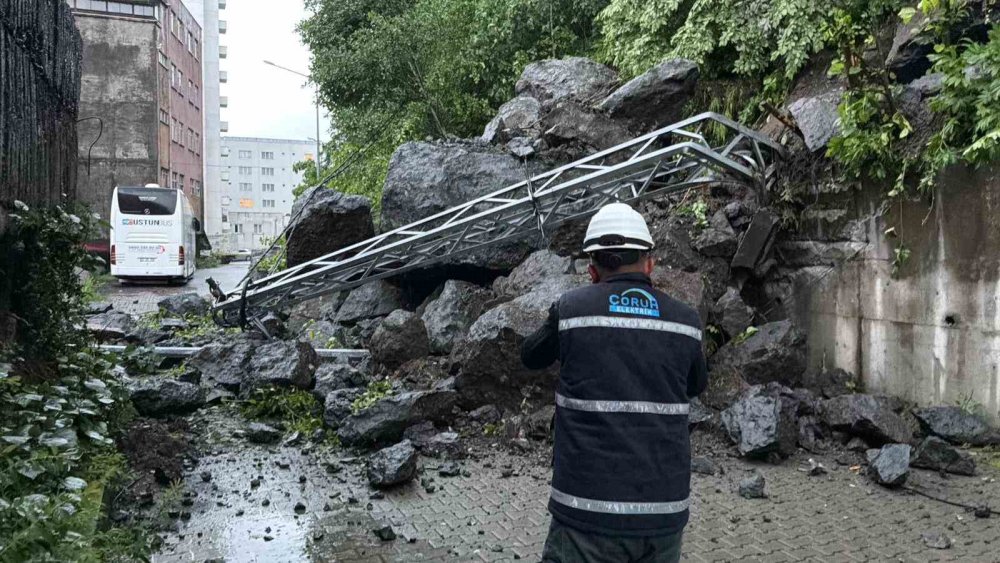 Artvin Hopa’da Yağış Heyelana Yol Açtı.. Dev Kayalar Sokağı Ulaşıma Kapattı!