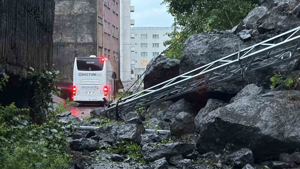 Artvin Hopa’da Yağış Heyelana Yol Açtı.. Dev Kayalar Sokağı Ulaşıma Kapattı!