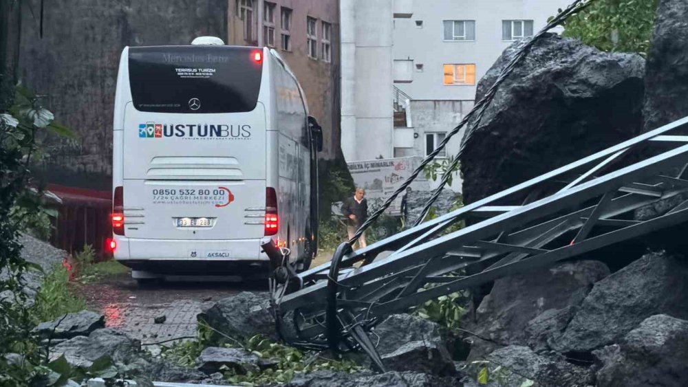 Artvin Hopa’da Yağış Heyelana Yol Açtı.. Dev Kayalar Sokağı Ulaşıma Kapattı!