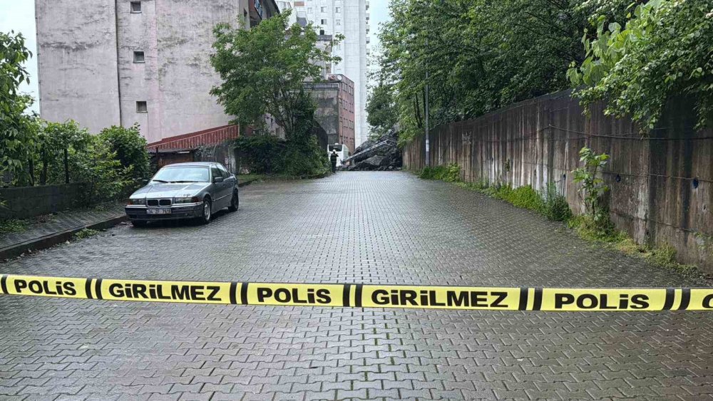 Artvin Hopa’da Yağış Heyelana Yol Açtı.. Dev Kayalar Sokağı Ulaşıma Kapattı!