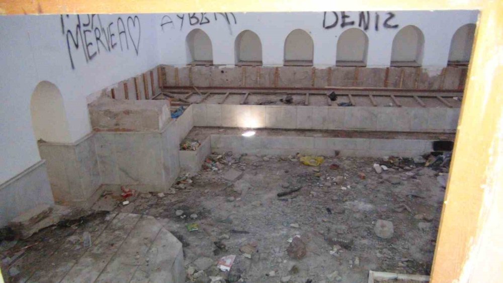 Milyonlar Harcandı, Tarihi Hamam Yeniden Çürümeye Terk Edildi