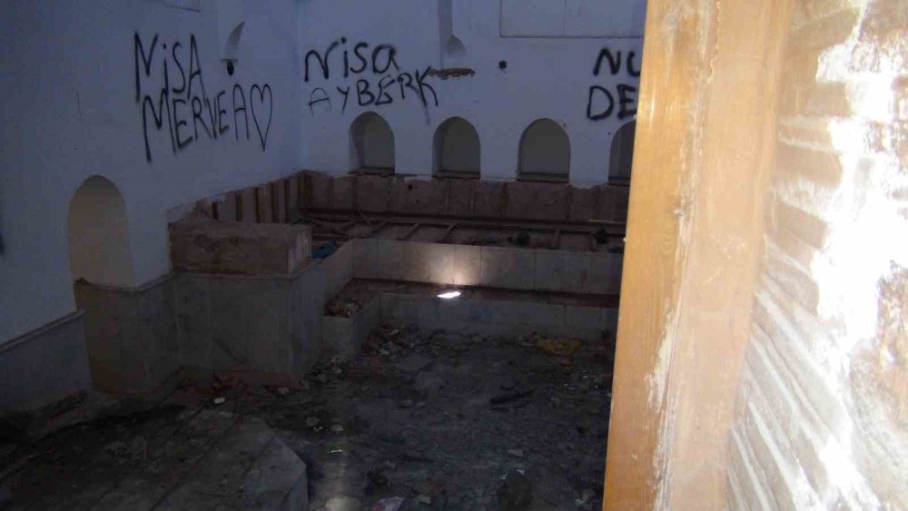 Milyonlar Harcandı, Tarihi Hamam Yeniden Çürümeye Terk Edildi