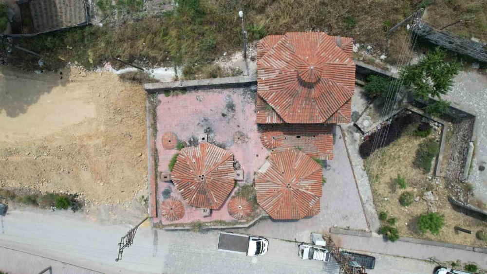 Milyonlar Harcandı, Tarihi Hamam Yeniden Çürümeye Terk Edildi