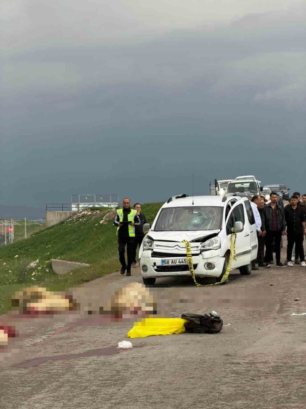 Sivas’ta Feci Kaza.. Koyun Sürüsüne Dalan Araçta Çoban Yaşamını Yitirdi!