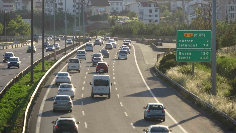 Tatilciler Yollara Çıktı.. İstanbul ve Ankara İstikametinde Kilometrelerce Araç Kuyruğu!