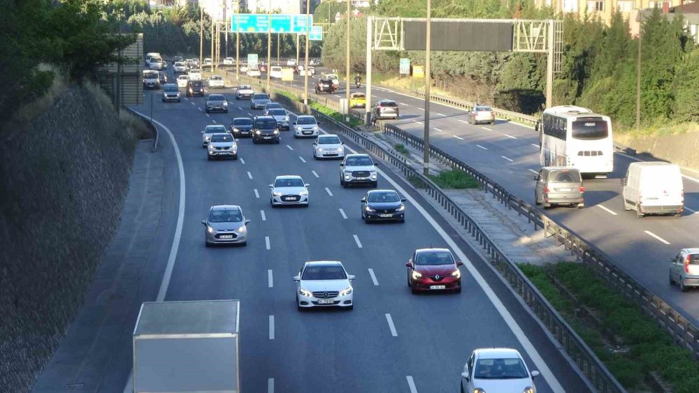 Tatilciler Yollara Çıktı.. İstanbul ve Ankara İstikametinde Kilometrelerce Araç Kuyruğu!