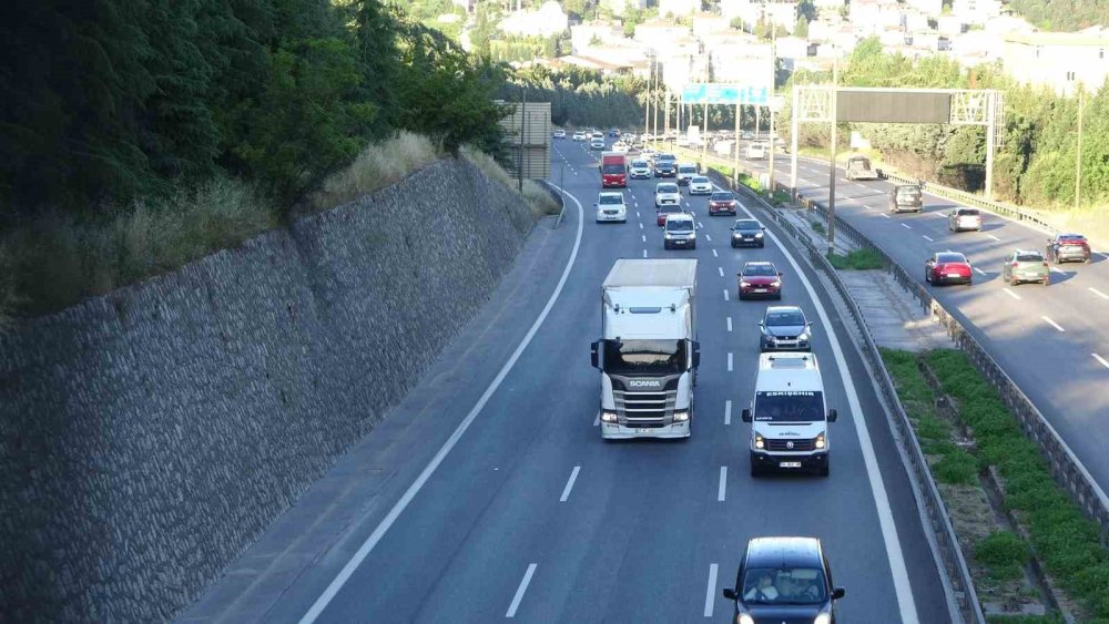 Tatilciler Yollara Çıktı.. İstanbul ve Ankara İstikametinde Kilometrelerce Araç Kuyruğu!