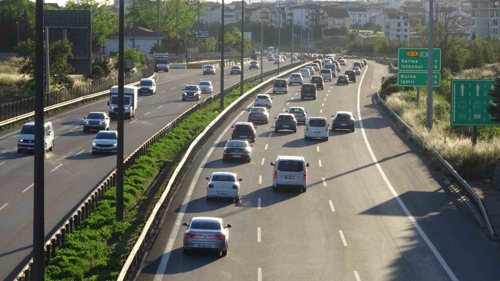 Tatilciler Yollara Çıktı.. İstanbul ve Ankara İstikametinde Kilometrelerce Araç Kuyruğu!