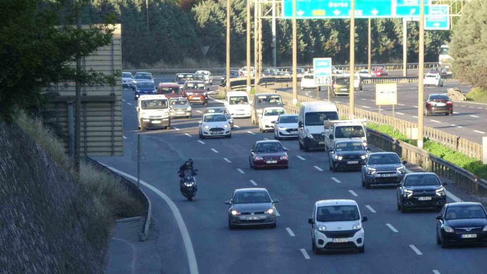 Tatilciler Yollara Çıktı.. İstanbul ve Ankara İstikametinde Kilometrelerce Araç Kuyruğu!