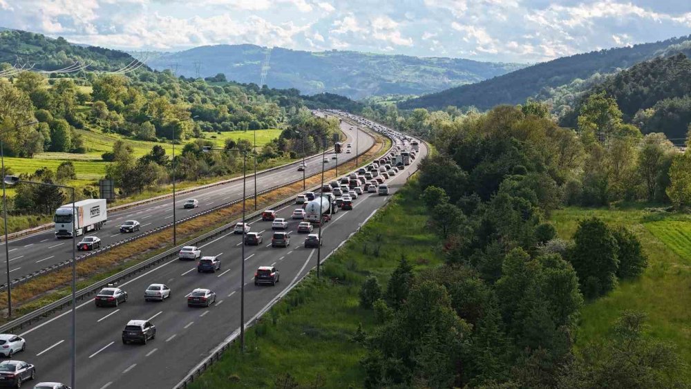 Tatilcilerin Dönüş Yolculuğu Başladı: Bolu’da Kilometrelerce Araç Kuyruğu