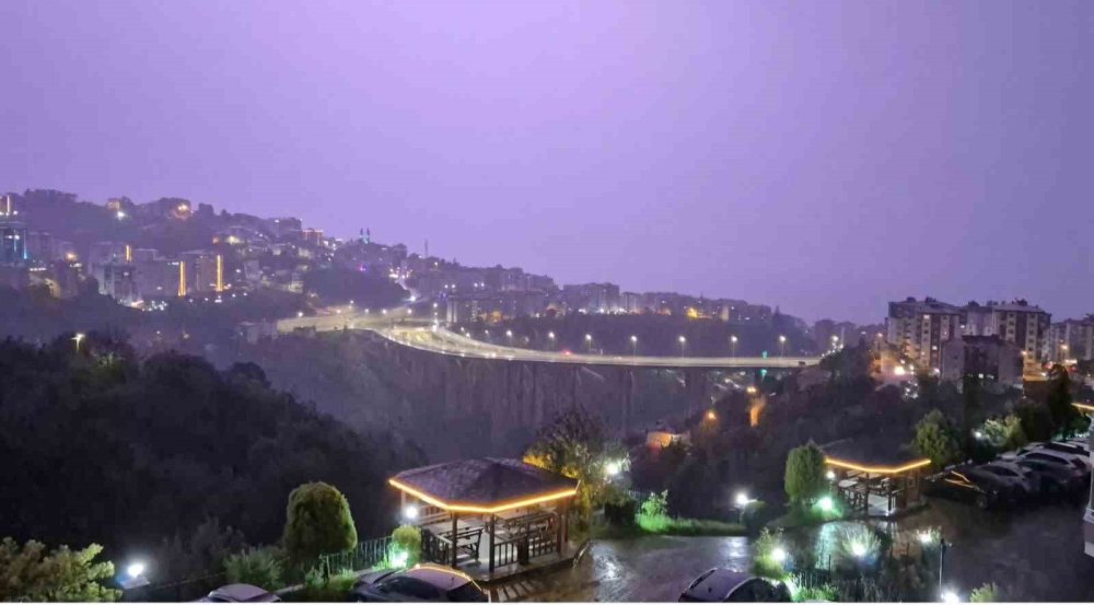 Trabzon’da Yağmurla Birlikte Çakan Şimşekler Gökyüzünü Aydınlattı