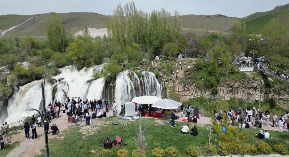 Van’ın Doğa Harikası Muradiye Şelalesi, Bayramda Doldu Taştı