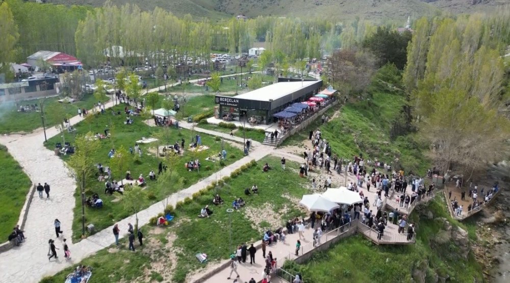 Van’ın Doğa Harikası Muradiye Şelalesi, Bayramda Doldu Taştı