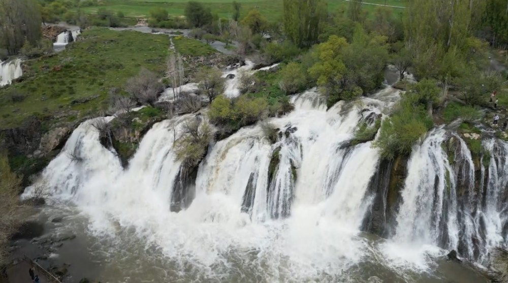Van’ın Doğa Harikası Muradiye Şelalesi, Bayramda Doldu Taştı