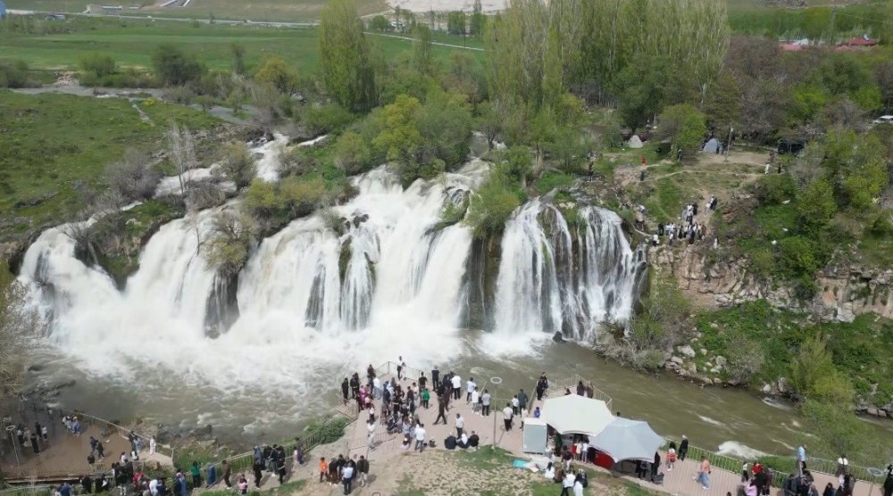 Van’ın Doğa Harikası Muradiye Şelalesi, Bayramda Doldu Taştı