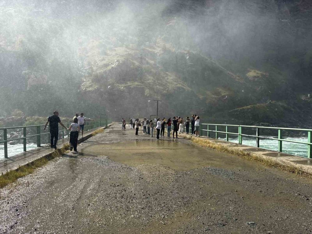 Karakaya Barajı’ndaki Su Tahliyesi İlgi Odağı Oldu.. Seyir Noktaları Dolup Taşıyor!
