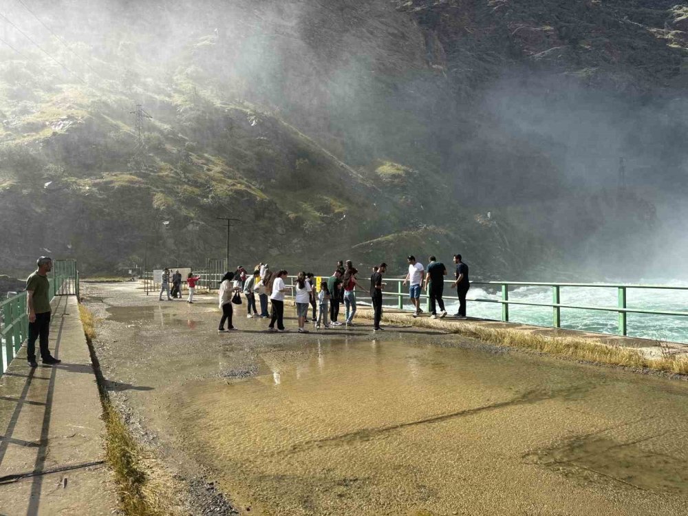 Karakaya Barajı’ndaki Su Tahliyesi İlgi Odağı Oldu.. Seyir Noktaları Dolup Taşıyor!