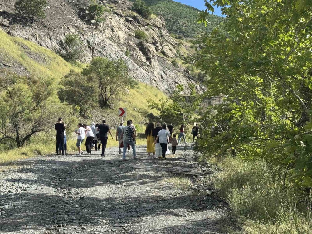 Karakaya Barajı’ndaki Su Tahliyesi İlgi Odağı Oldu.. Seyir Noktaları Dolup Taşıyor!