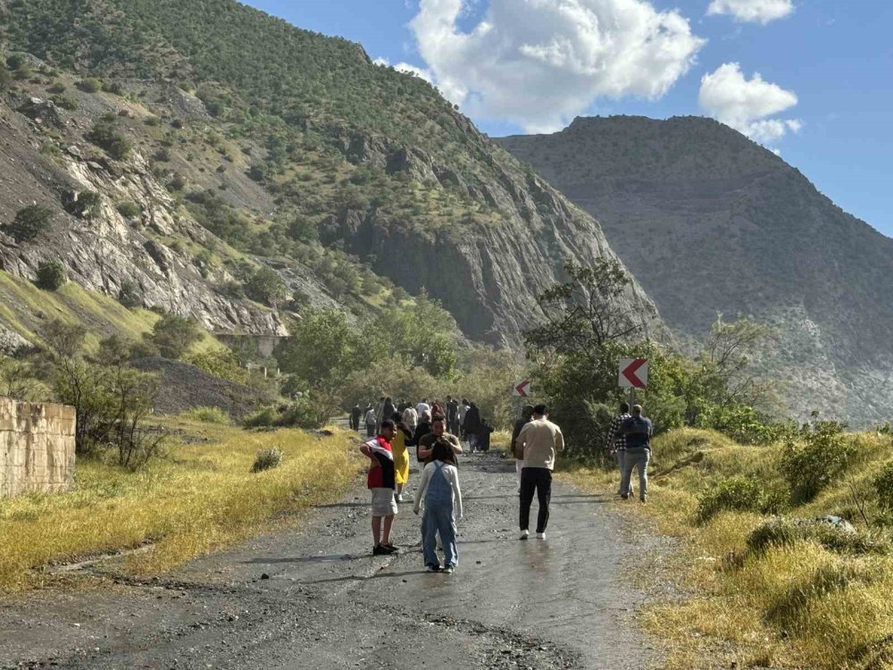 Karakaya Barajı’ndaki Su Tahliyesi İlgi Odağı Oldu.. Seyir Noktaları Dolup Taşıyor!
