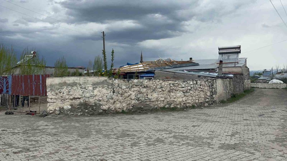 Kars’ta Fırtına Etkili Oldu.. Çatılar Uçtu, Güneş Panelleri Arazilere Savruldu!