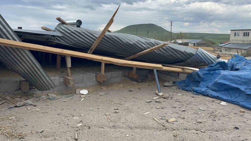 Kars’ta Fırtına Etkili Oldu.. Çatılar Uçtu, Güneş Panelleri Arazilere Savruldu!