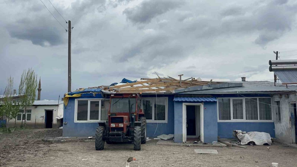 Kars’ta Fırtına Etkili Oldu.. Çatılar Uçtu, Güneş Panelleri Arazilere Savruldu!