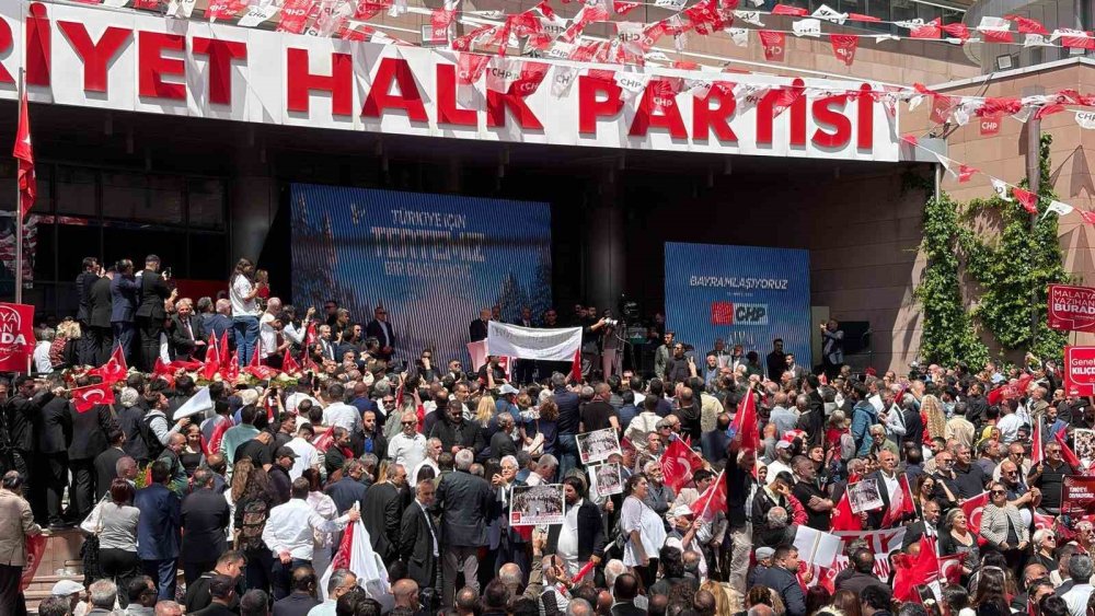 Kılıçdaroğlu CHP Genel Merkezi’nde.. Mahkeme Kararı Sonrası İlk Mesajlarını Verdi!
