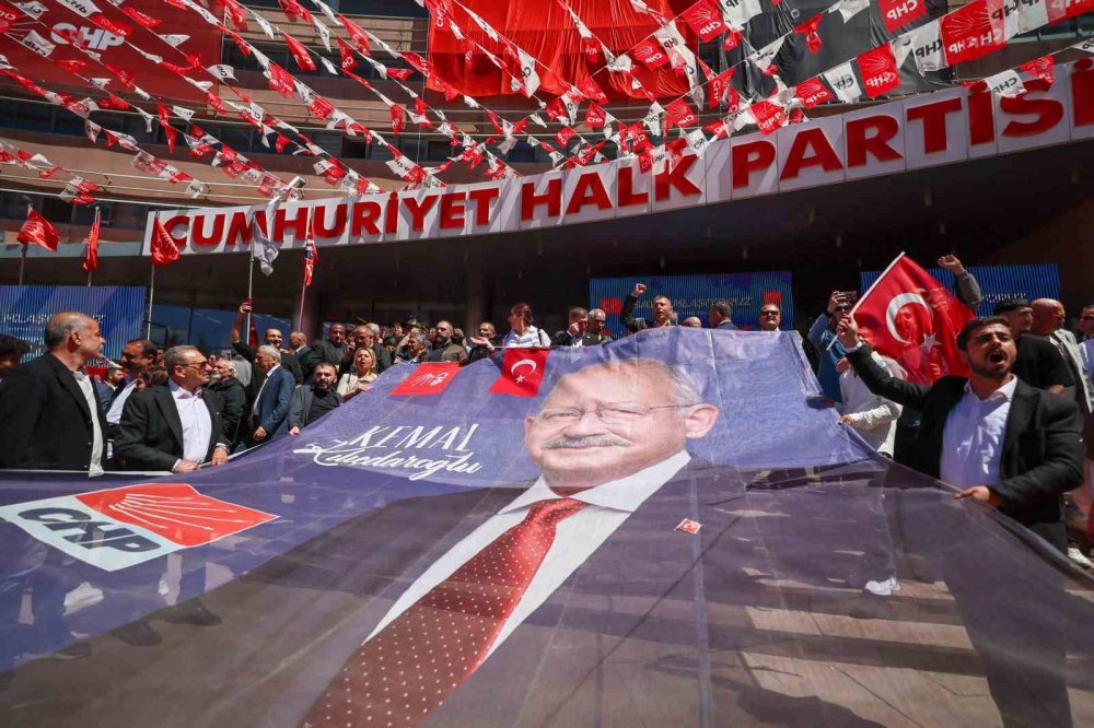 Kılıçdaroğlu CHP Genel Merkezi’nde.. Mahkeme Kararı Sonrası İlk Mesajlarını Verdi!
