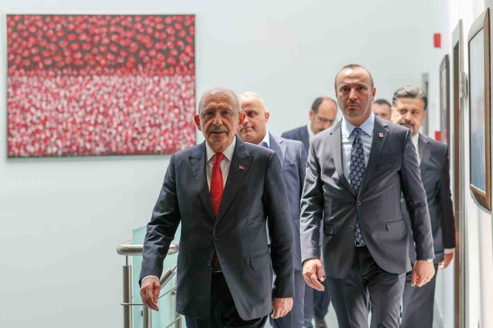 Kılıçdaroğlu CHP Genel Merkezi’nde.. Mahkeme Kararı Sonrası İlk Mesajlarını Verdi!