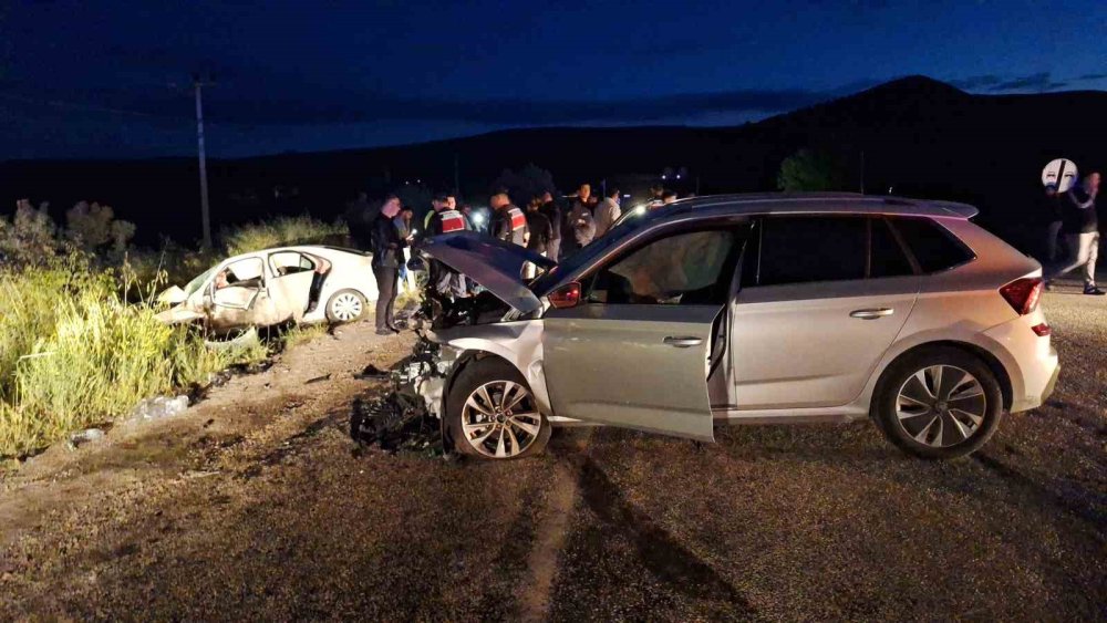 Çorum’da İki Otomobil Çarpıştı: 1’i Ağır 7 Yaralı