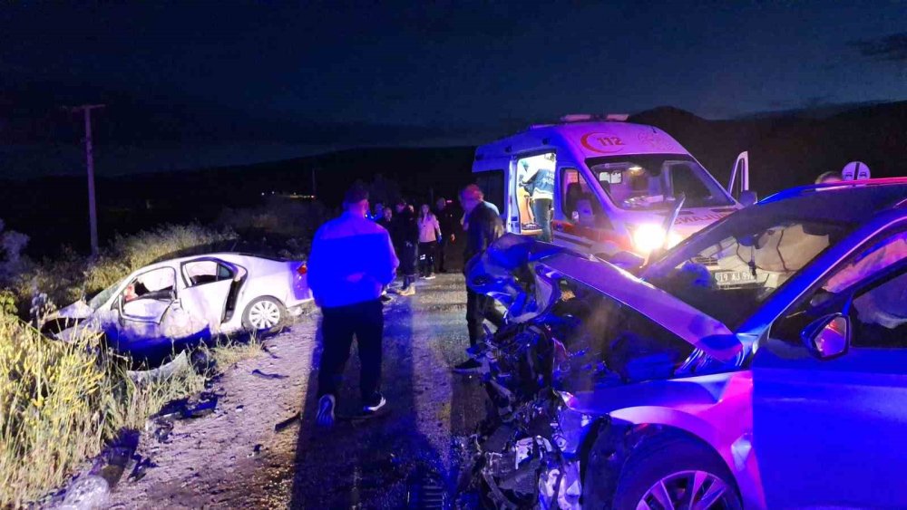 Çorum’da İki Otomobil Çarpıştı: 1’i Ağır 7 Yaralı