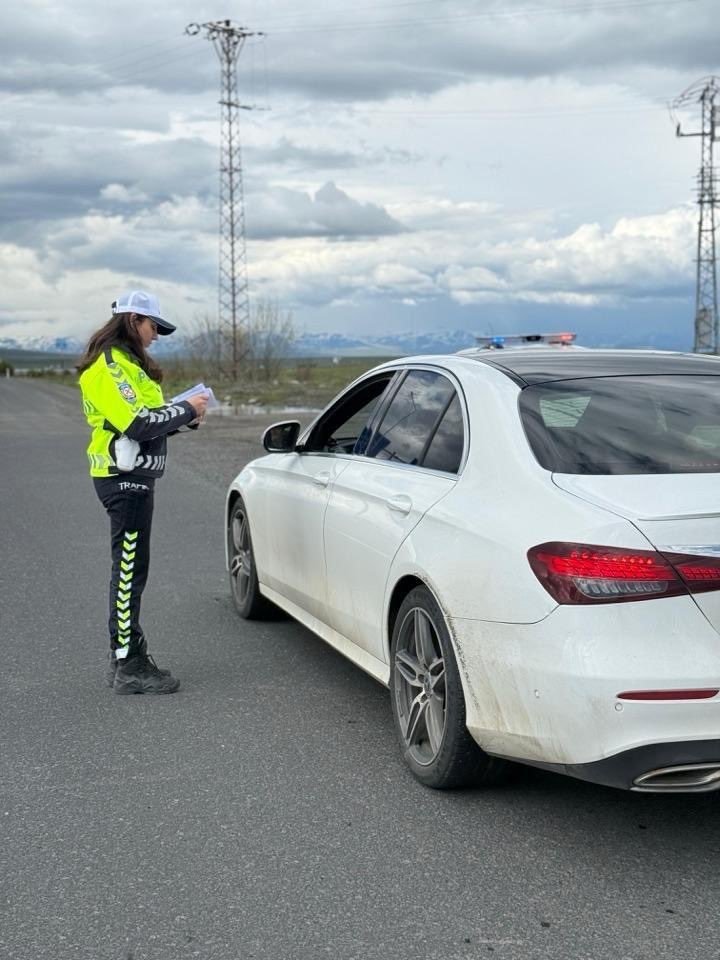 Karayollarında Sıkı Kontrol Var.. Karslılar Otopark ve Trafik Karmaşasına Çözüm Bekliyor!
