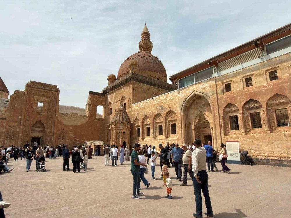 Doğubayazıt’ın Tarihi Hazinesi Ziyaretçi Akınına Uğradı.. Bayramda 25 Bin Turist Geldi!