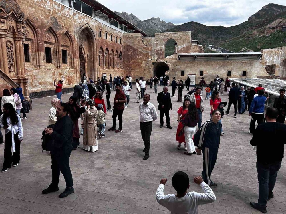 Doğubayazıt’ın Tarihi Hazinesi Ziyaretçi Akınına Uğradı.. Bayramda 25 Bin Turist Geldi!