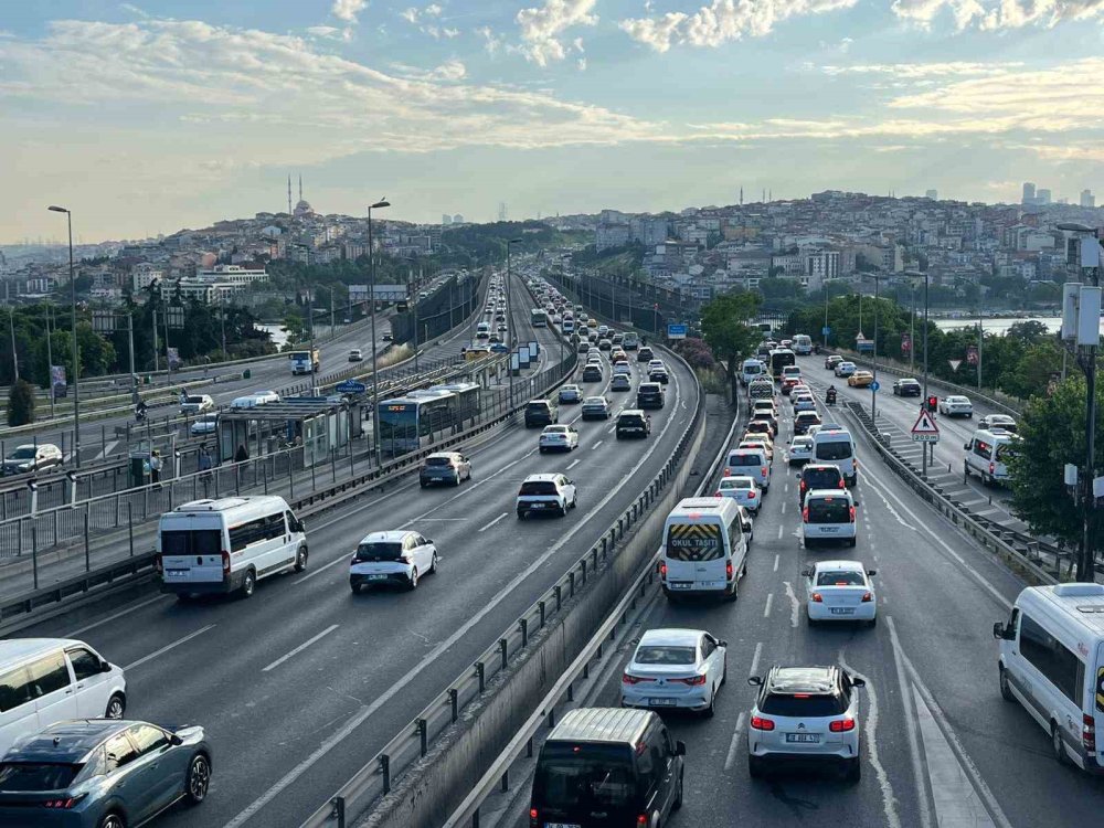İ̇stanbul’da Bayram Tatili Sonrası Sabah Saatlerinde Trafik Yoğunluğu Oluştu