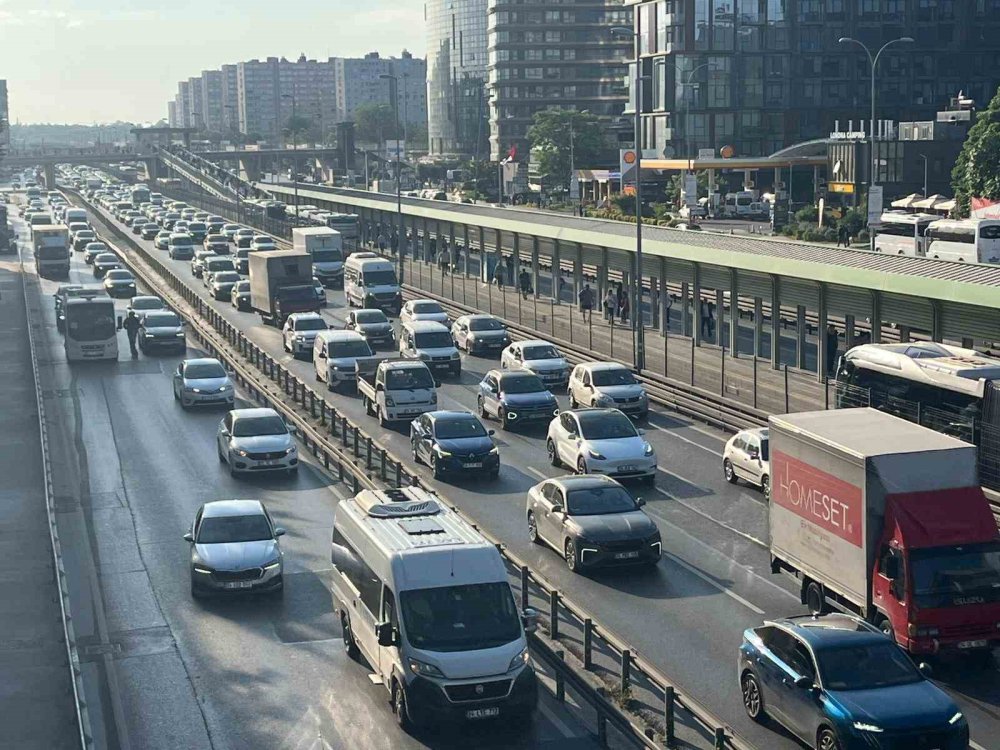 İ̇stanbul’da Bayram Tatili Sonrası Sabah Saatlerinde Trafik Yoğunluğu Oluştu