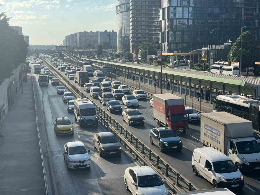 İ̇stanbul’da Bayram Tatili Sonrası Sabah Saatlerinde Trafik Yoğunluğu Oluştu