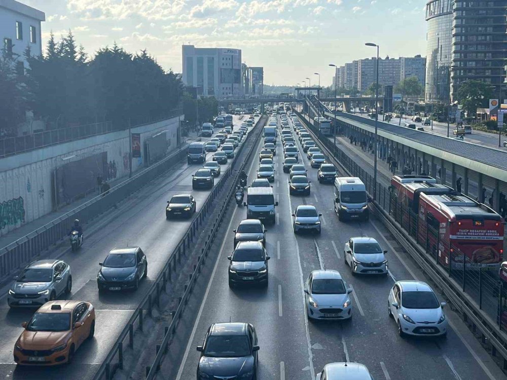 İ̇stanbul’da Bayram Tatili Sonrası Sabah Saatlerinde Trafik Yoğunluğu Oluştu