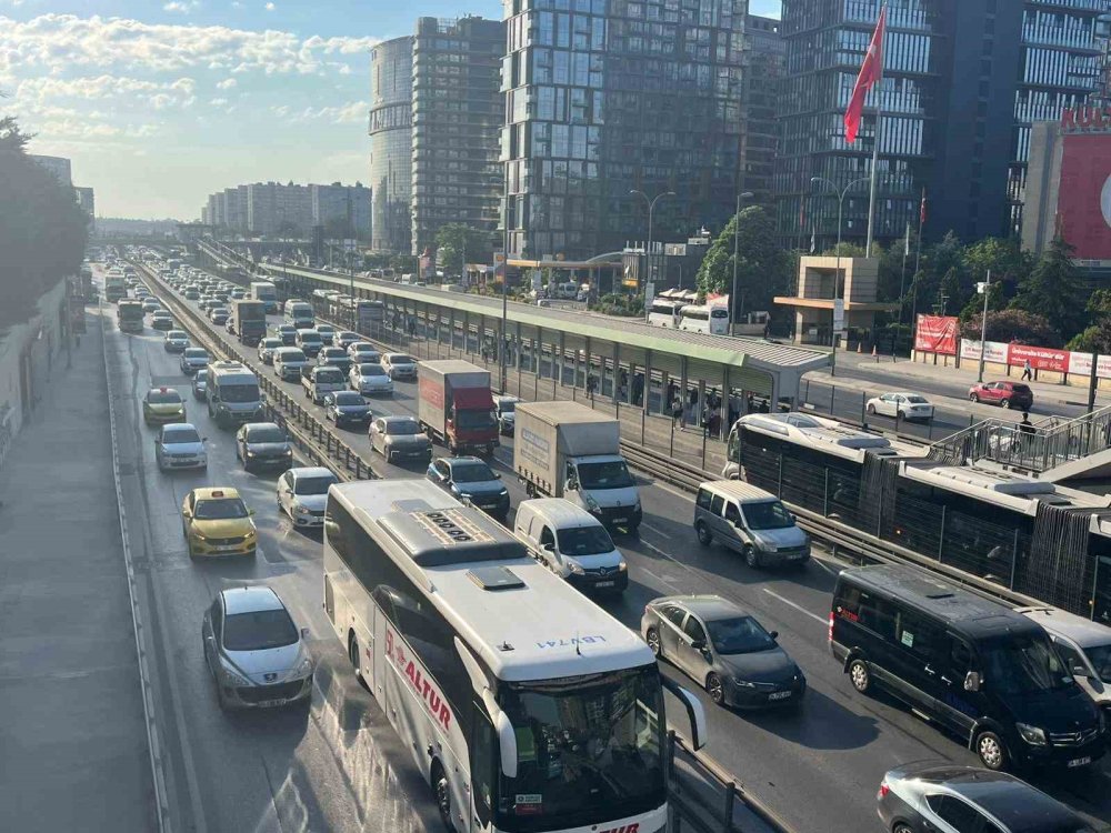 İ̇stanbul’da Bayram Tatili Sonrası Sabah Saatlerinde Trafik Yoğunluğu Oluştu