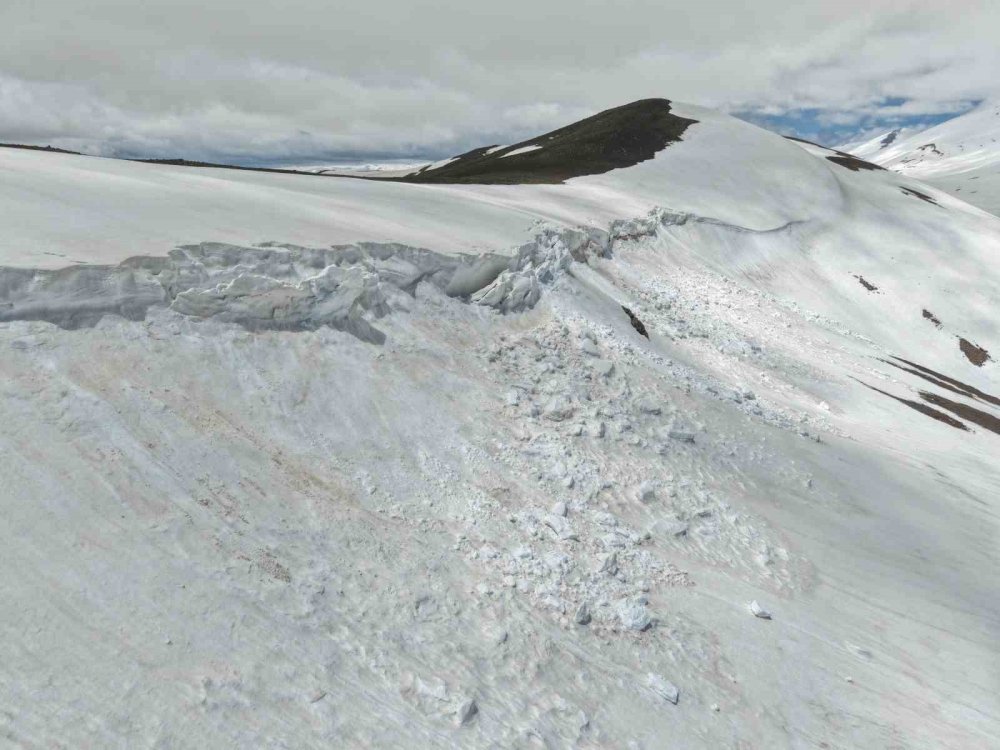 Kandilli Sıra Dağları’nın Zirvesindeki Kar Kütleleri Dron İle Görüntülendi