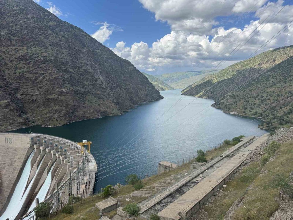Karakaya Barajı’nda Su Tahliyesi Devam Ediyor