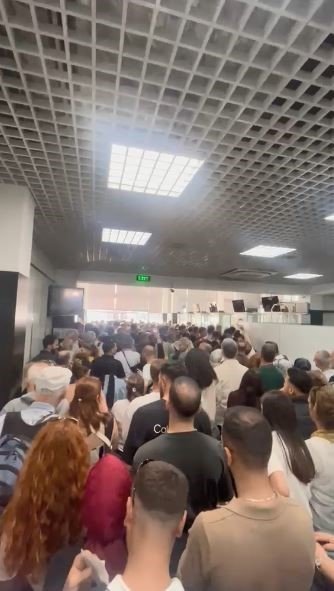 Sarp Sınır Kapısı’nda Bayram Yoğunluğu.. 9 Günde 185 Bin Yolcu Geçiş Yaptı!