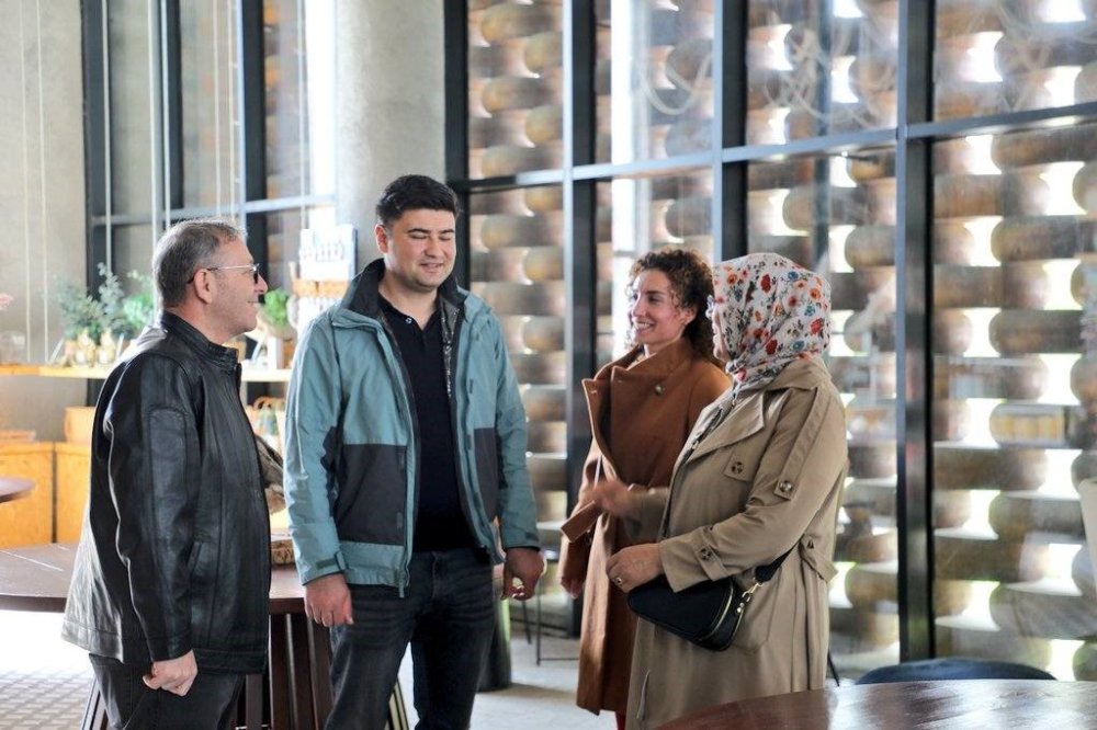 Vali Polat Kars’ın Tanıtımı İçin Rehber Oldu.. Misafirlerine Tarih ve Gastronomi Turu Yaptırdı!