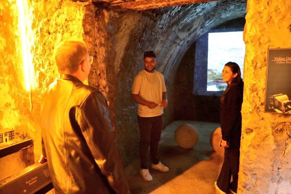 Vali Polat Kars’ın Tanıtımı İçin Rehber Oldu.. Misafirlerine Tarih ve Gastronomi Turu Yaptırdı!