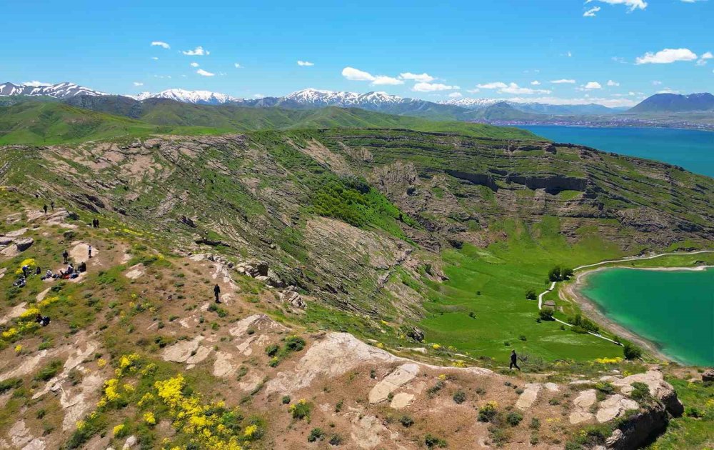 Van Gölü’nün Kıyısındaki Turizm Cenneti: İ̇ncekaya Köyü