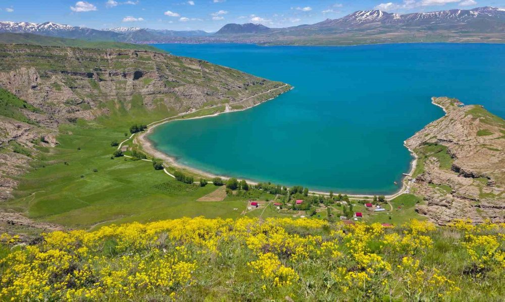 Van Gölü’nün Kıyısındaki Turizm Cenneti: İ̇ncekaya Köyü