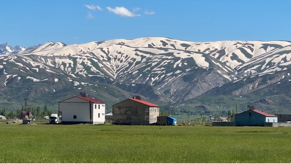 Yüksekova İki Mevsimi Bir Arada Yaşıyor