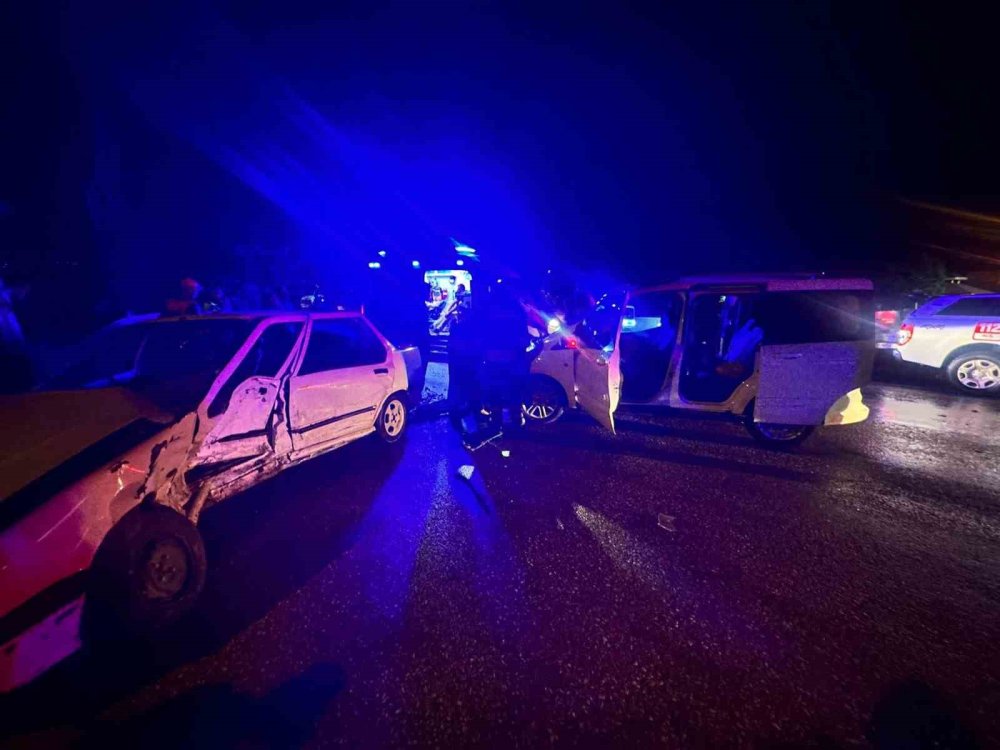 Erzincan’da 2 Aracın Çarpıştığı Kazada 5 Kişi Yaralandı